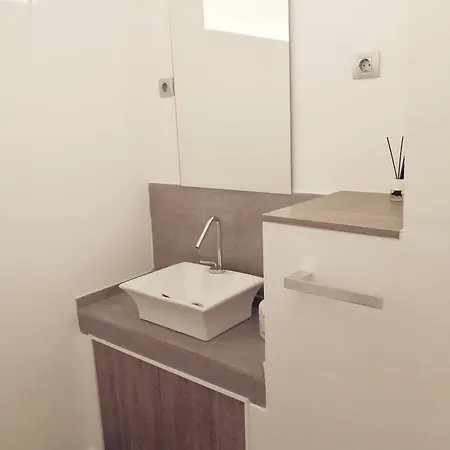 Vista Triangular Apartment